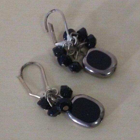 Silver necklace with 5 black charms and matching pierced earrings - Picture 3 of 6